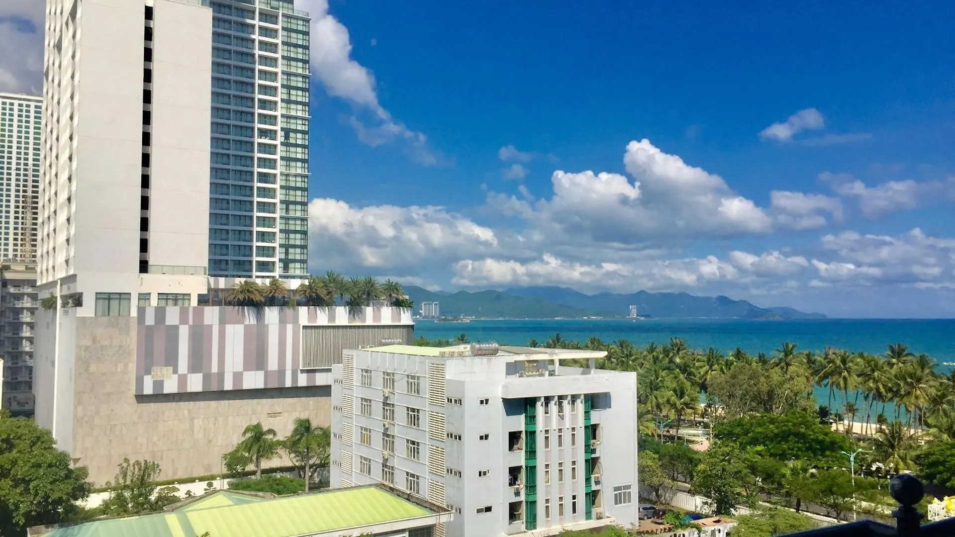 Kontakt z Tue Tinh Tower